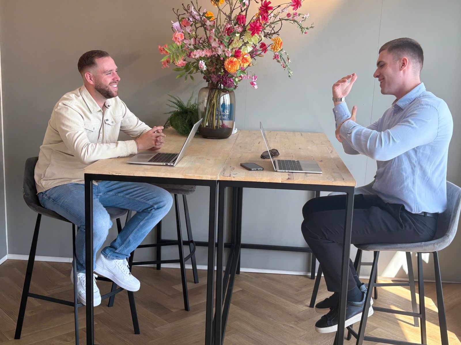 Twee collega's aan het werk op kantoor